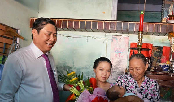 Chủ tịch Đà Nẵng đến tận nhà trao giấy khai sinh, sổ hộ khẩu cho trẻ sơ sinh