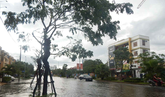 Mưa lớn, nhiều tuyến phố ở Huế bị ngập sâu