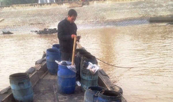 Thanh Hóa: Bắt quả tang đối tượng đổ trộm chất thải xuống biển