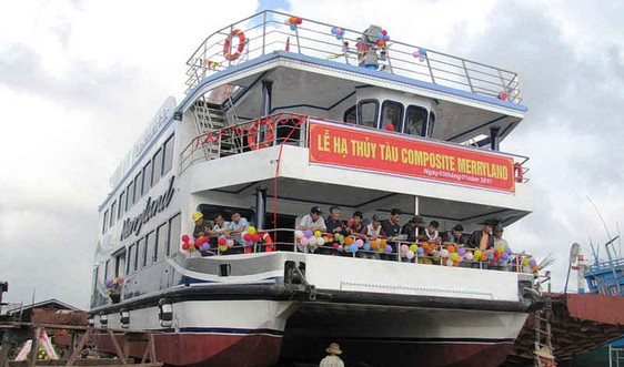 Đà Nẵng: Hạ thủy tàu du lịch bằng composit đầu tiên