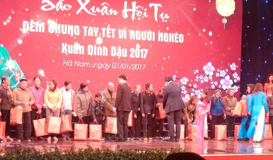 Tân Á Đại Thành trao tặng 200 triệu cho "Quỹ vì người nghèo tỉnh Hà Nam"