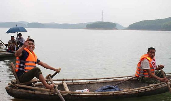Tưng bừng Lễ hội đua thuyền nan trên hồ Thác Bà