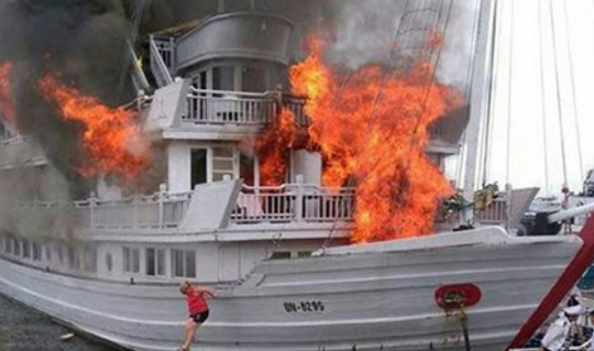 Quảng Ninh: Lại cháy du thuyền trên vịnh Hạ Long