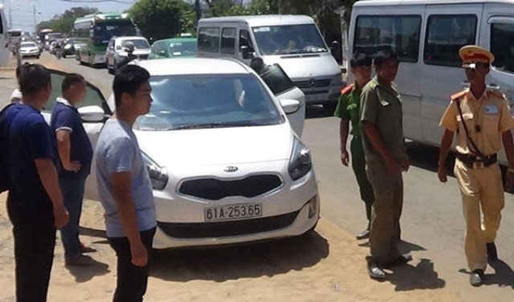 Vi phạm giao thông, tài xế người Trung Quốc lao xe vào CSGT