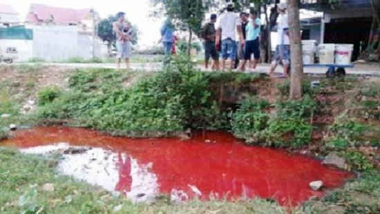 Xôn xao dòng suối màu đỏ kỳ dị ở Cẩm Thủy-Thanh Hóa