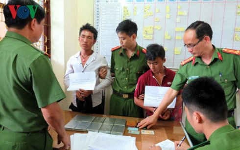 Bắt 2 đối tượng vận chuyển 10 bánh heroin bằng xe máy