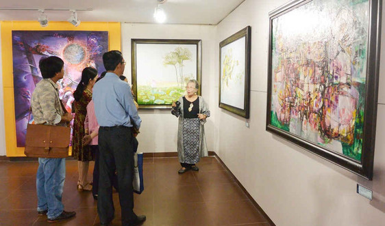 Nữ họa sĩ Bắc, Trung, Nam hội tụ trong triển lãm Sắc hoa