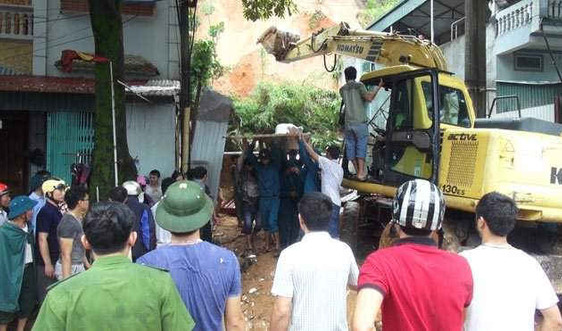 Hà Giang: Mưa kéo dài sạt lở đất vùi quán Internet, 2 cháu tử vong