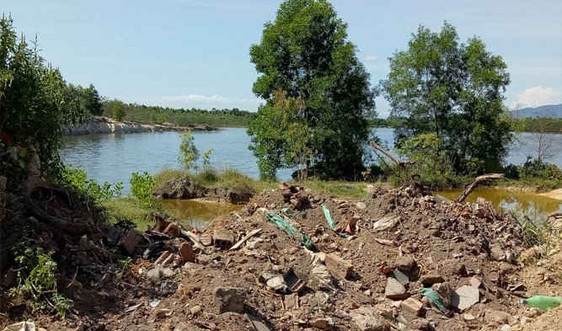 Quảng Bình: Hồ Bàu Vèng bị "biến" thành bãi tập kết rác thải