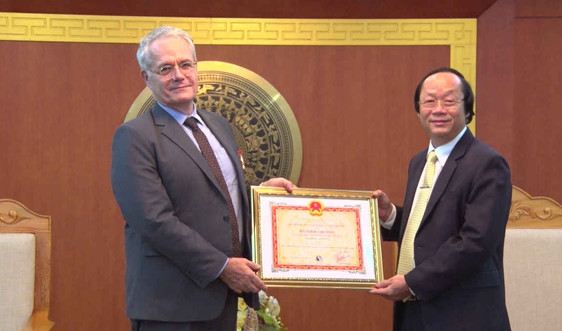 Trao Kỷ niệm chương "Vì sự nghiệp tài nguyên và môi trường" cho Giám đốc Văn phòng AFD tại Việt Nam