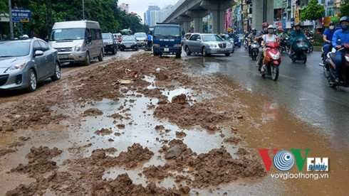 Bùn đất ngập đường Nguyễn Trãi, Hà Nội vào giờ cao điểm sáng