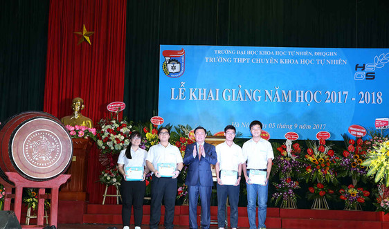 Phó Thủ tướng Vương Đình Huệ dự lễ khai giảng tại Trường THPT Chuyên Khoa học tự nhiên