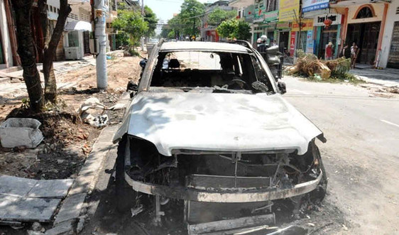 Quảng Ninh: Xế hộp Mercedes trị giá 2 tỷ đồng bị cháy rụi