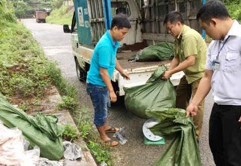 Lào Cai: Bắt và tiêu hủy 535 kg thực phẩm bẩn không rõ nguồn gốc