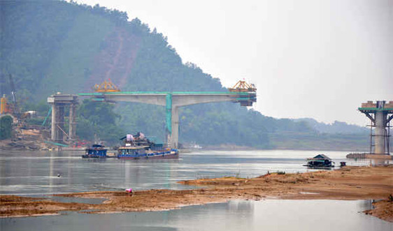 Tuyên Quang: Bắt giữ 3 tàu khai thác cát trái phép trên sông Lô