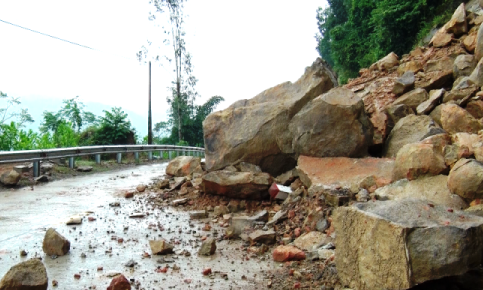 Quảng Nam: Mưa lớn gây sạt lở đất tại huyện Nông Sơn
