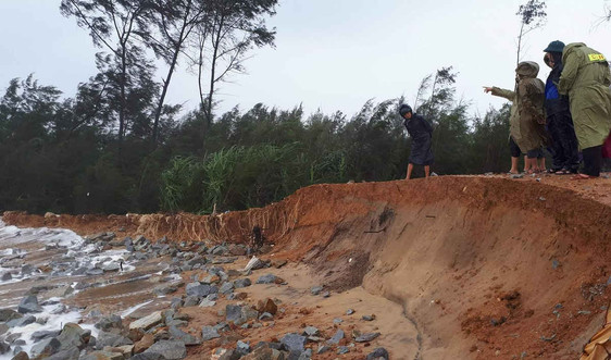 Thừa Thiên Huế: Biển xâm thực, sạt lở nghiêm trọng do mưa lũ