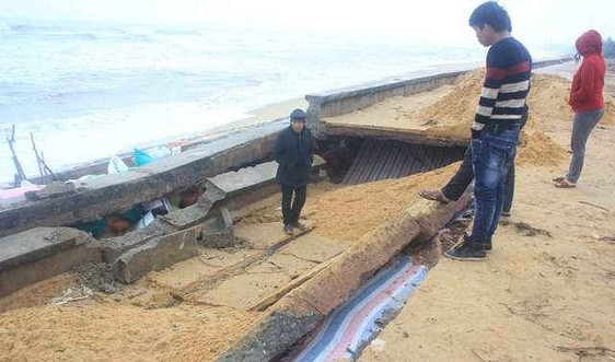 Quảng Bình: Kè biển 60 tỷ bị sóng đánh vỡ, đe dọa hàng trăm hộ dân