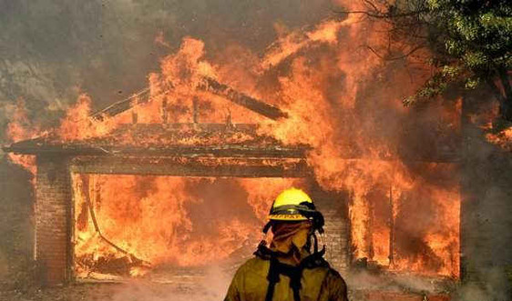 Cháy rừng ở California vượt tầm kiểm soát, hàng trăm ngôi nhà bị phá hủy