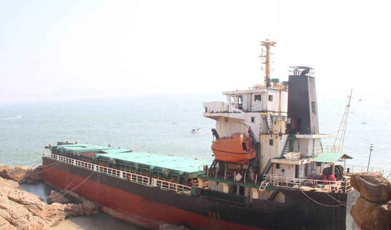 Phá dỡ con tàu nước ngoài bị mắc cạn trong vùng biển Quy Nhơn