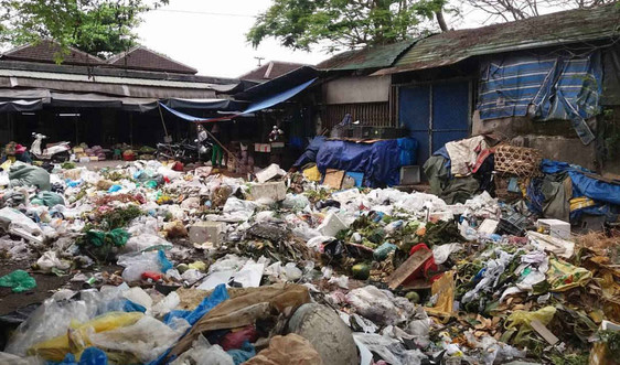TP. Huế: Dân khốn khổ vì bãi tập kết rác ô nhiễm sau chợ Đông Ba