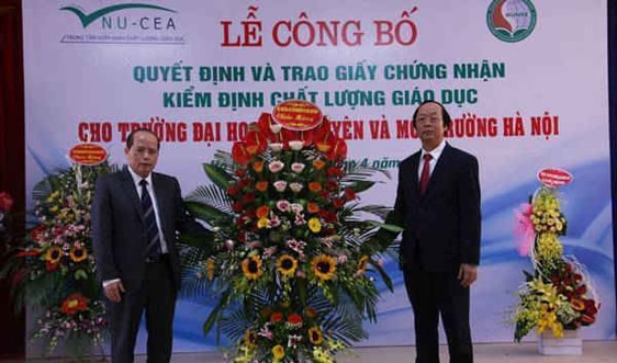 Công bố Quyết định và trao Giấy chứng nhận kiểm định chất lượng giáo dục cho Trường Đại học TN&MT Hà Nội