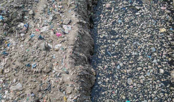 Nepal: Rác thải nhựa gây ô nhiễm và đe dọa các con sông, suối ở Kathmandu