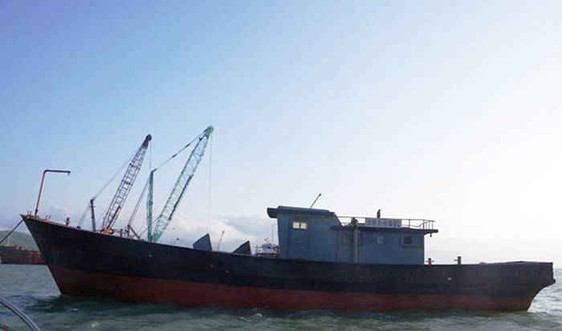 Huế: Tìm chủ sở hữu “tàu ma” trôi dạt trên biển