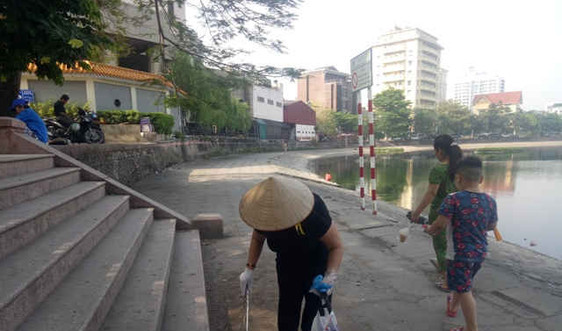Hà Nội: Cựu thanh niên xung phong tự nguyện nhặt rác làm đẹp môi trường