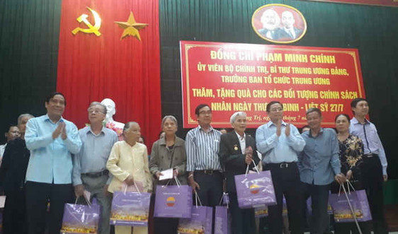 Trưởng Ban Tổ chức Trung ương  Phạm Minh Chính thăm và tặng quà gia đình chính sách tại Quảng Trị