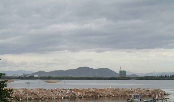 Bình Định: Đổ đất, đá, xà bần ra đầm Thị Nại làm kho cảng xăng dầu