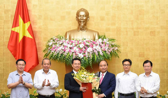 Thủ tướng trao Quyết định giao quyền Bộ trưởng Thông tin và Truyền thông cho ông Nguyễn Mạnh Hùng