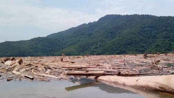 Nghệ An: Đùn đẩy trách nhiệm vệ sinh rác lòng hồ thủy điện Bản Vẽ