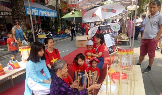 Hà Nội: Trẻ em hào hứng vui Tết Trung thu tại phố bích họa Phùng Hưng