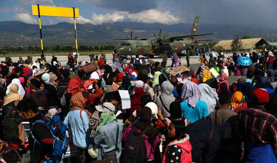Người Indonesia tuyệt vọng chạy trốn khỏi vùng động đất