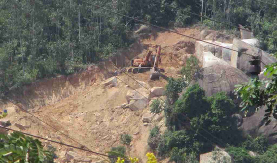 Bình Định: Phía Đông núi Hòn Chà vẫn bị các doanh nghiệp khai thác đá trái phép