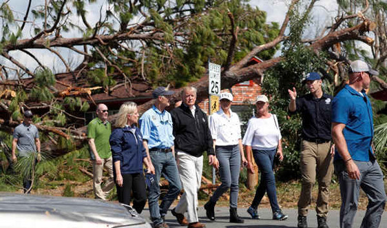 Trump kiểm tra thiệt hại sau bão Michael, những người cứu hộ rao riết tìm kiếm thi thể
