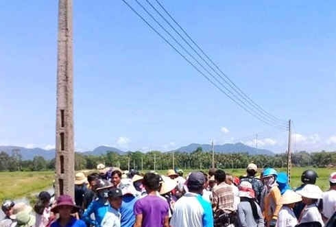 Phản đối dự án điện mặt trời, dân chặn xe đoàn công tác rà phá bom mìn