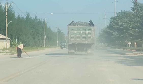Thái Bình: Xe quá khổ chở bùn đất chạy tốc độ chậm vô tư trên đường