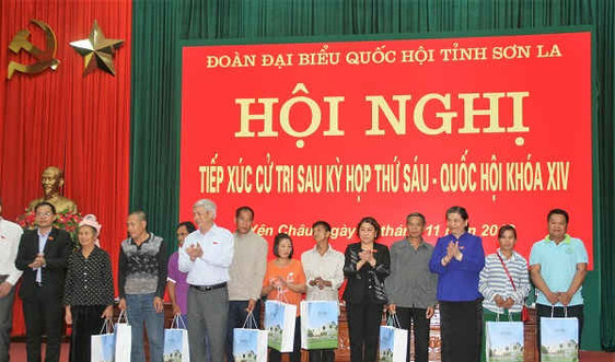 Phó Chủ tịch Thường trực Quốc hội Tòng Thị Phóng tiếp xúc cử tri tại Yên Châu, Sơn La