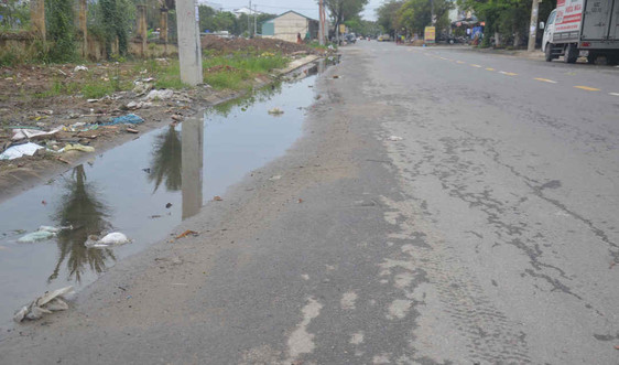 Đà Nẵng: Dân tố nhà thầu thi công hệ thống thu gom nước thải gây sụt lún đường