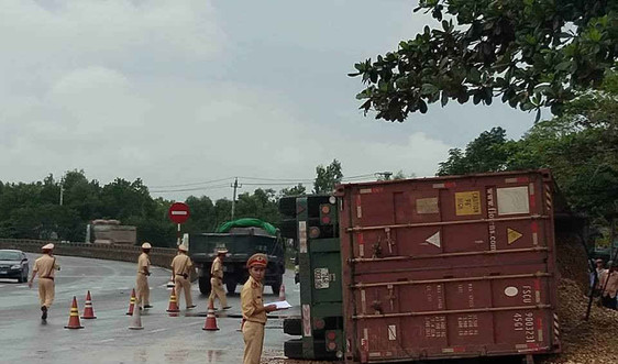 Quảng Trị: Lật xe container, 2 người tử vong