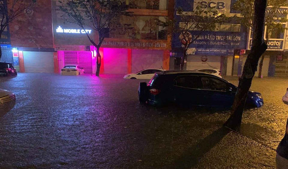 Đà Nẵng: Mưa lớn kéo dài, gây ngập nặng nhiều tuyến phố