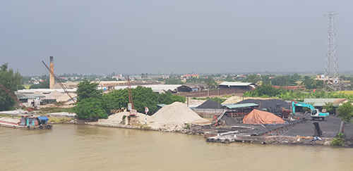 Thái Bình: Hàng chục bến bãi không phép trên sông Trà Lý, trách nhiệm của ai?