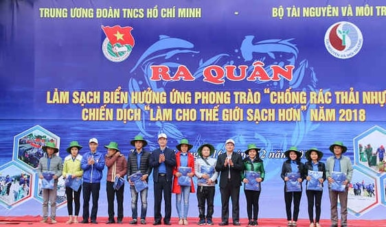 Tuổi trẻ Thanh Hóa ra quân làm sạch môi trường biển