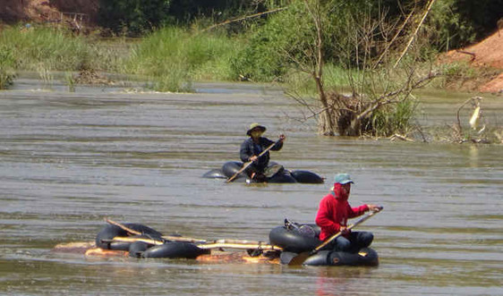 Kon Tum: Truy bắt đoàn gỗ lậu ngang nhiên vượt sông giữa ban ngày