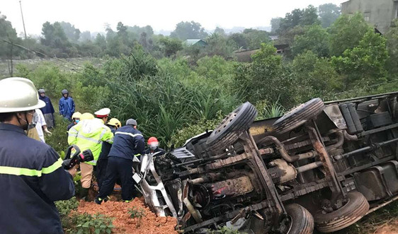 Quảng Trị: Lật xe tải khiến 3 người thương vong
