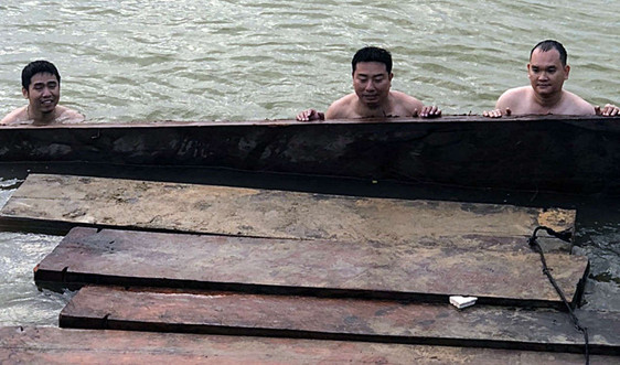 Quảng Nam: Gặp Cảnh sát đường thủy, đối tượng vận chuyển gỗ lậu nhanh chân tẩu thoát