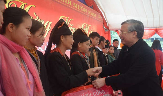 Thường trực Ban Bí thư Trần Quốc Vượng tặng quà tết các hộ nghèo huyện Văn Yên (Yên Bái)