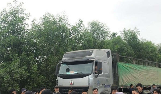 Thanh Hóa: Dân tiếp tục chặn xe vào nhà máy luyện kim loại Nam Việt vì nghi chở hóa chất độc hại